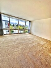 Two Clark Drive Apartments in San Mateo, CA - Foto de edificio - Building Photo