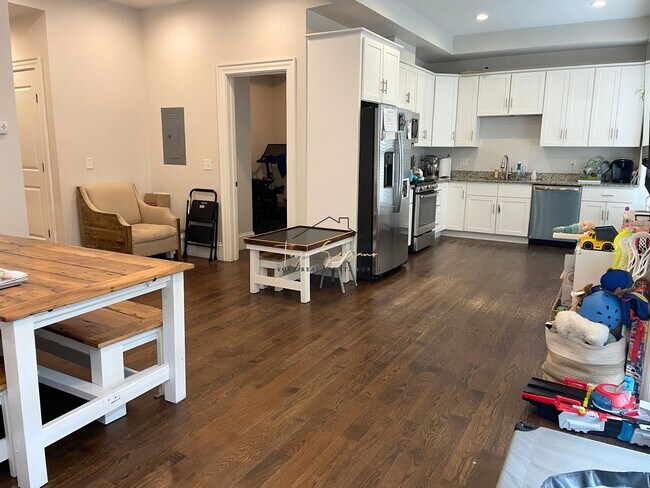 2044 Beacon St in Waban, MA - Building Photo - Building Photo