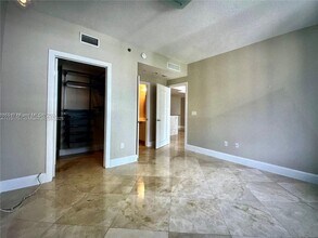 1060 Brickell Ave in Miami, FL - Building Photo - Building Photo