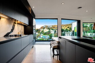 8560 Franklin Ave in Los Angeles, CA - Building Photo - Building Photo