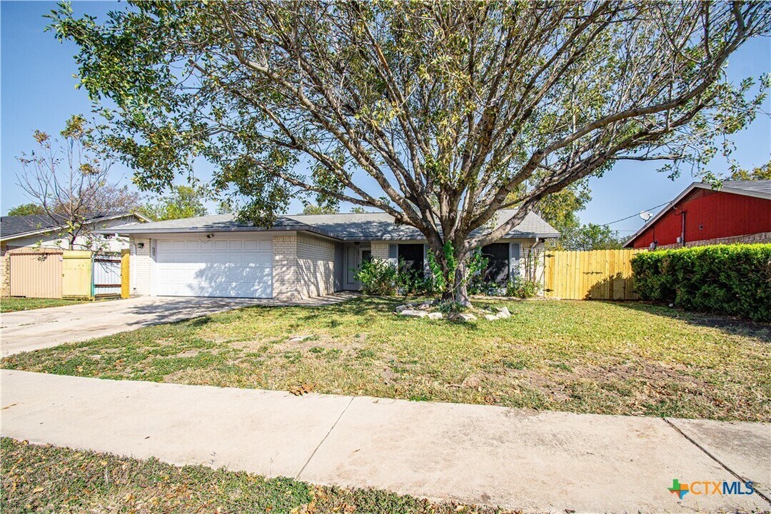 1801 Farhills Dr in Killeen, TX - Building Photo