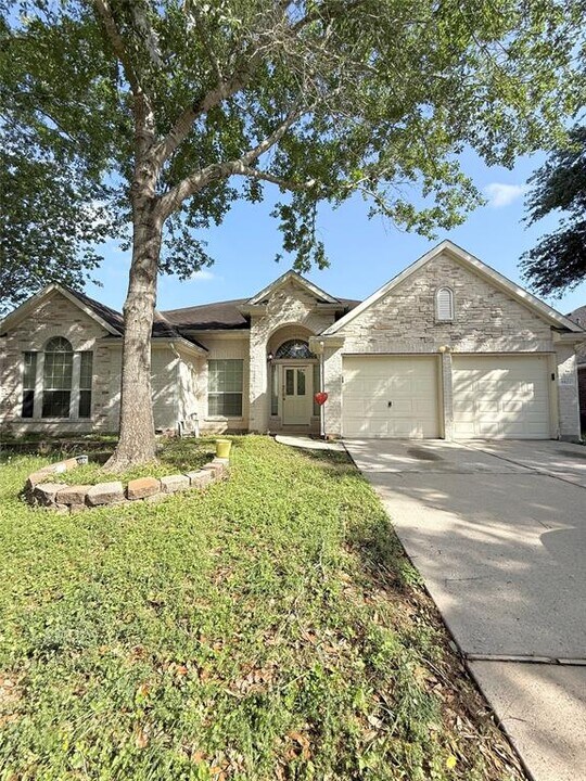 8122 Dune Brook Dr in Houston, TX - Building Photo