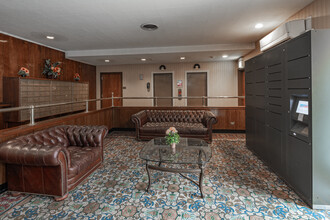 The Versailles Apartments in Chicago, IL - Building Photo - Interior Photo