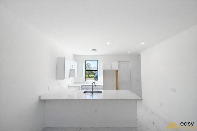 1045 Jaguar Blvd in Lehigh Acres, FL - Building Photo - Building Photo