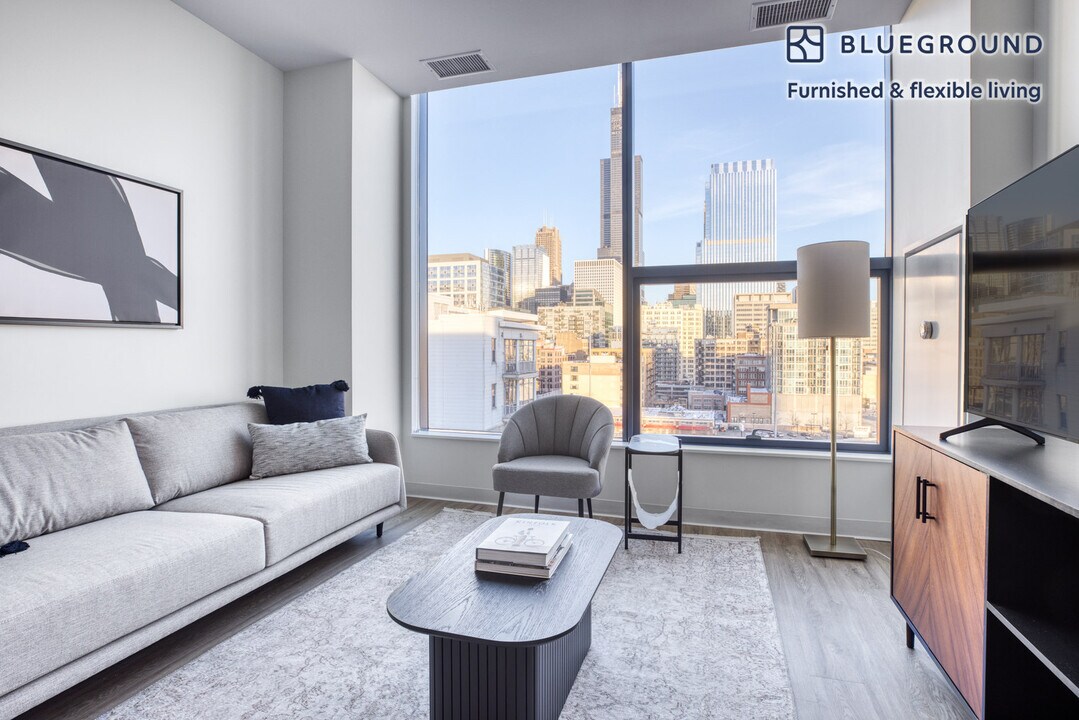 808 W Van Buren St in Chicago, IL - Building Photo