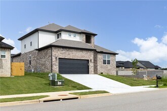 1121 Whistler St in Centerton, AR - Foto de edificio - Building Photo