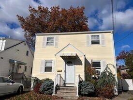 531 Walnut St in Ridgefield, NJ - Building Photo