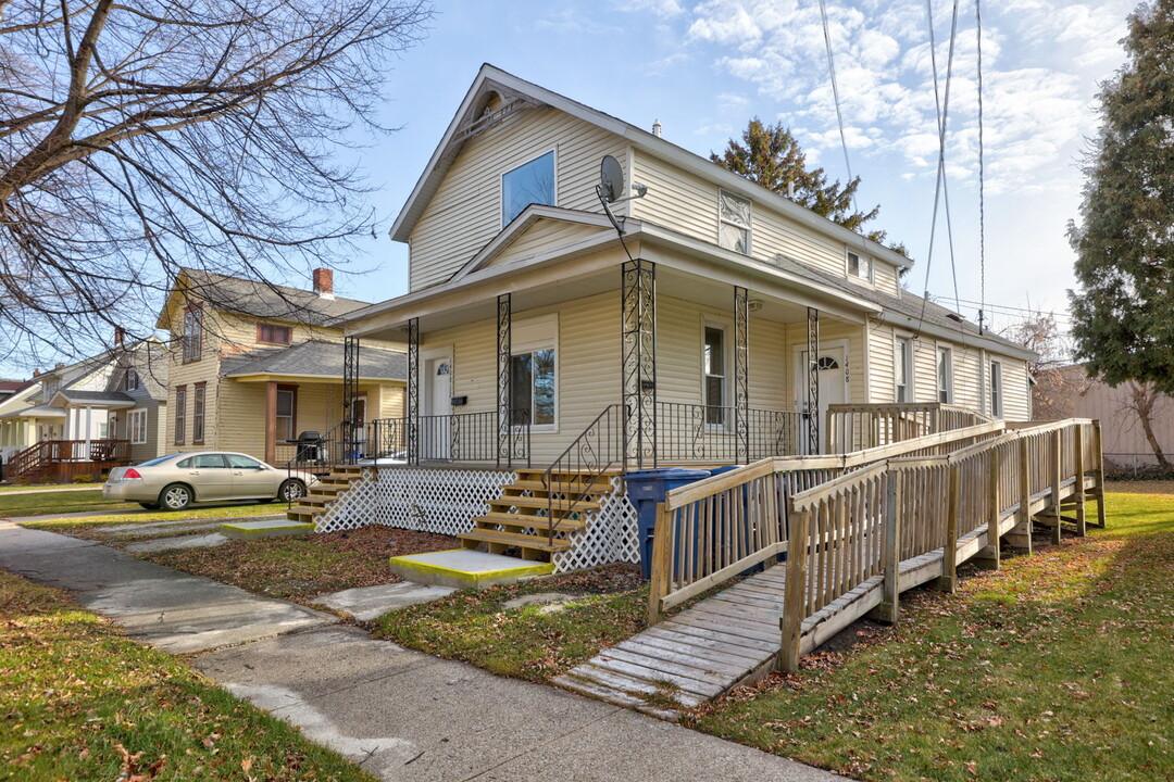 1408 11th St, Unit Upper 1 in Bay City, MI - Foto de edificio