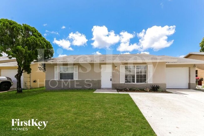 6187 Wauconda Way W in Greenacres, FL - Foto de edificio - Building Photo