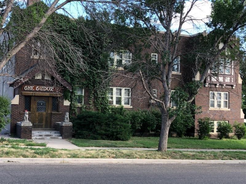 Tudor Apartments in Pierre, SD - Foto de edificio