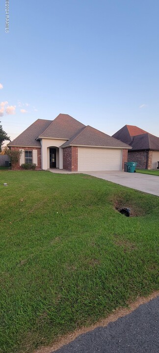 102 Overbrook Dr in Broussard, LA - Foto de edificio