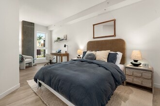 Monroe in San Diego, CA - Foto de edificio - Building Photo