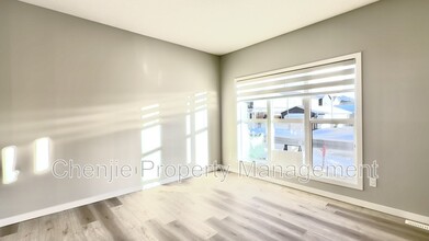 482 Edgemont Dr in Edmonton, AB - Building Photo - Building Photo