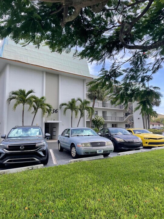 2936 Lake Shore Dr in Riviera Beach, FL - Building Photo