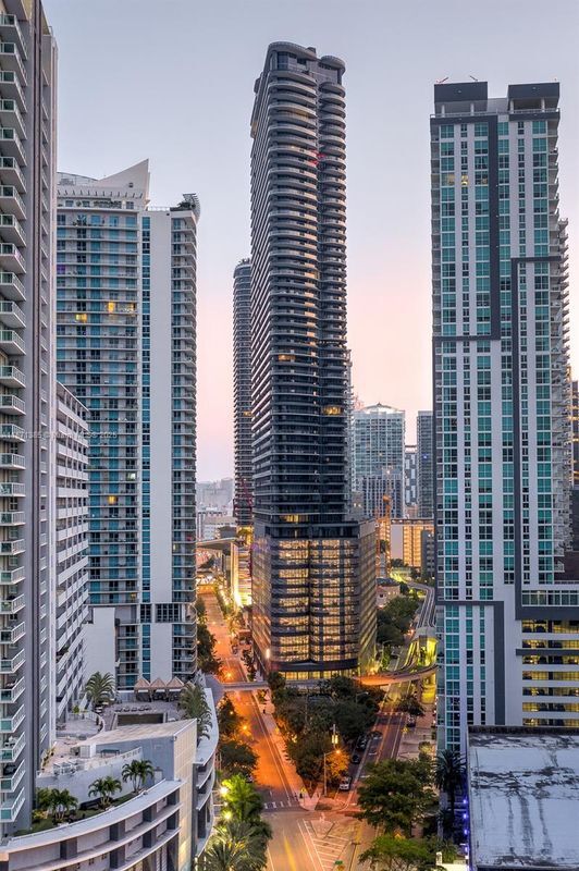 1000 Brickell Ave in Miami, FL - Building Photo - Building Photo
