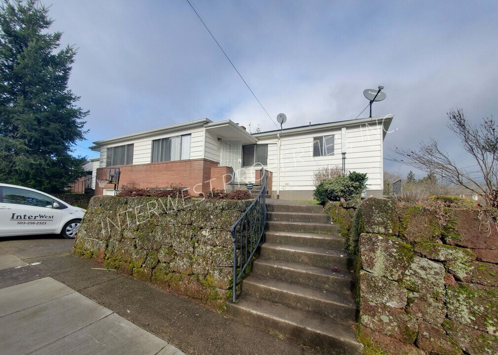 7837-7837 NE Siskiyou St in Portland, OR - Building Photo
