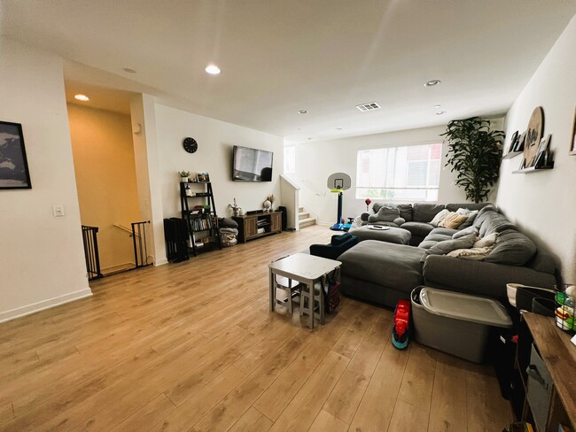 5748 Acacia Ln in Lakewood, CA - Building Photo - Building Photo