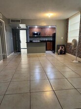 2175 NE 170th St in North Miami Beach, FL - Foto de edificio - Building Photo