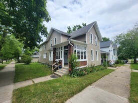 833 10th St NW, Unit Apartment #2 in Grand Rapids, MI - Building Photo