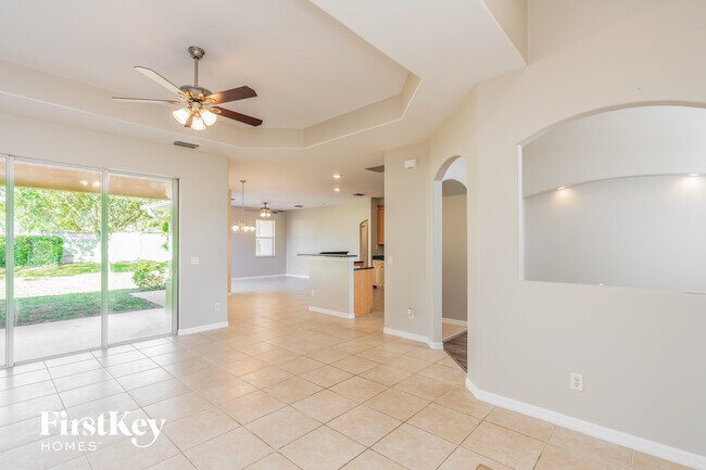 2081 Nuremberg Blvd in Punta Gorda, FL - Foto de edificio - Building Photo