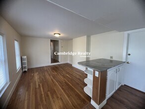 28 Cherry St, Unit 2 in Somerville, MA - Building Photo - Building Photo