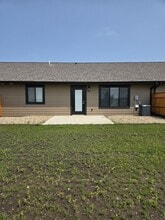 1407 W 20th Ave in Mitchell, SD - Foto de edificio - Building Photo