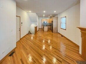 1319 W Belmont Ave, Unit 1 in Chicago, IL - Building Photo - Building Photo