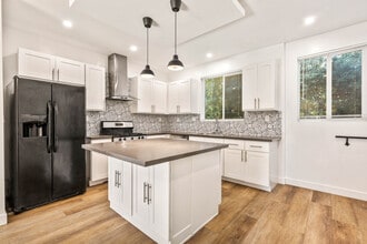 5702 Vanalden Ave in Tarzana, CA - Foto de edificio - Building Photo