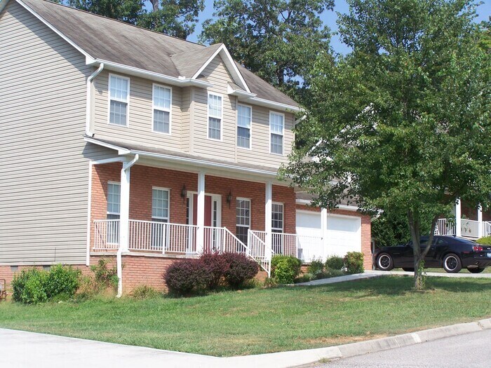 1821 Silver Cloud Ln in Knoxville, TN - Building Photo