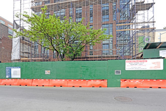 The Baker House in Long Island City, NY - Foto de edificio - Building Photo