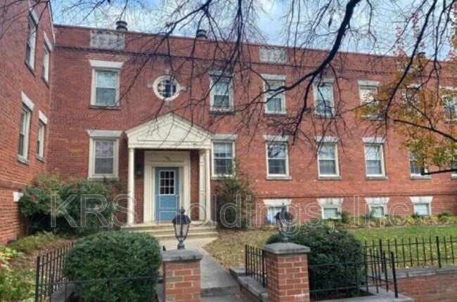 1305 E Abingdon Dr in Alexandria, VA - Building Photo - Building Photo