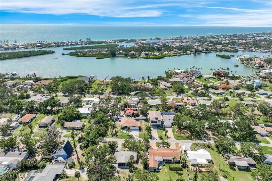 413 Pameto Rd in Nokomis, FL - Building Photo