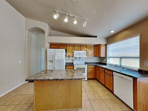 16151 W Latham St in Goodyear, AZ - Foto de edificio - Building Photo