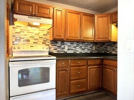 74 Hamlet Ave, Unit 1F in Woonsocket, RI - Building Photo