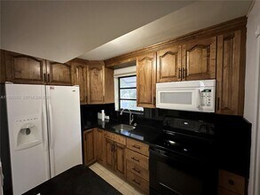 7880 NW 11th St in Pembroke Pines, FL - Building Photo - Building Photo