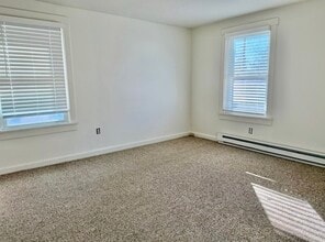 11 Meadow St, Unit 2 in Westfield, MA - Foto de edificio - Building Photo