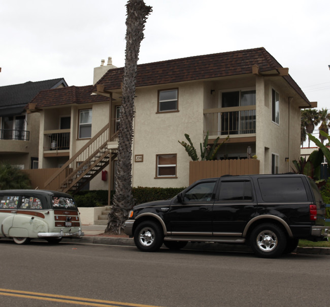 208 12th St in Huntington Beach, CA - Building Photo - Building Photo