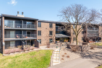 Lochmoor Condos and Lofts in Bloomington, MN - Building Photo - Primary Photo