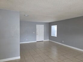 9004 Tudor Dr, Unit K-204 in Tampa, FL - Building Photo