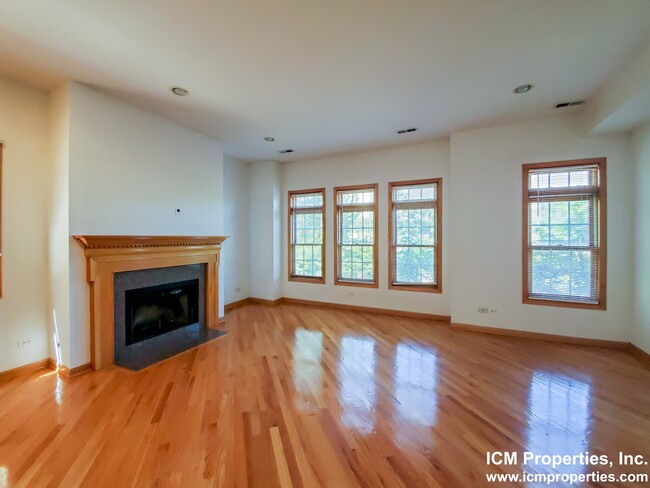 2510 N Southport Ave, Unit 2715 in Chicago, IL - Building Photo - Building Photo