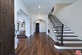 6111 San Vicente Blvd in Los Angeles, CA - Building Photo - Building Photo