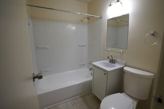 1709 Cedar Hill Rd in Charlottesville, VA - Foto de edificio - Building Photo