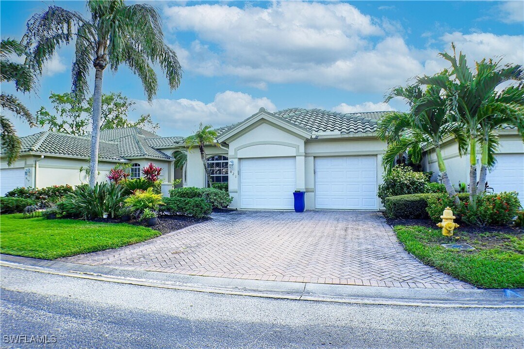 821 Vistana Cir in Naples, FL - Foto de edificio