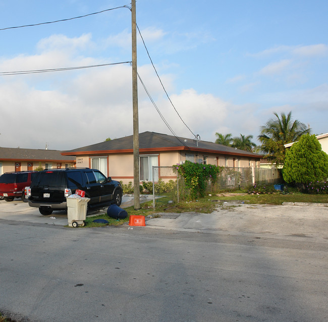 1443 SW 44th Ave in Fort Lauderdale, FL - Foto de edificio - Building Photo