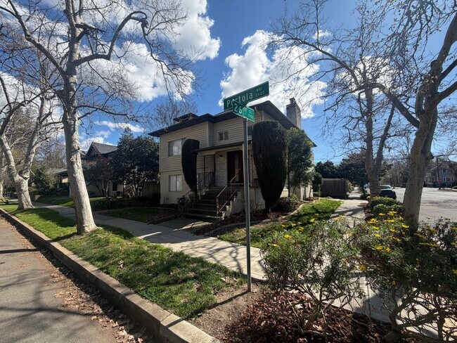 2600 Portola Way in Sacramento, CA - Building Photo - Building Photo