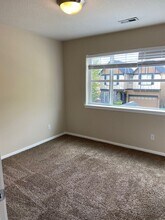 490 NE 64th Way in Hillsboro, OR - Building Photo - Building Photo