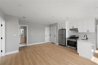 735 Broadway in Pawtucket, RI - Building Photo - Building Photo