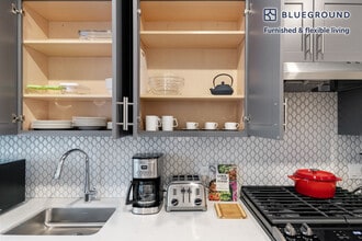 450 W Belmont Ave in Chicago, IL - Building Photo - Building Photo