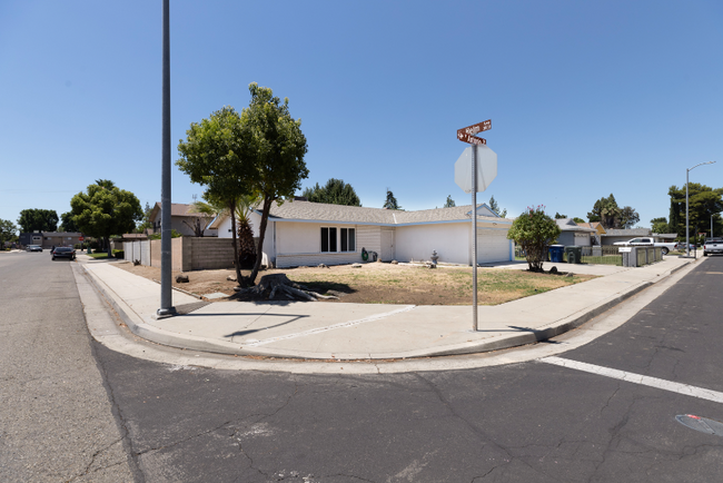 604 W Antonio Dr in Clovis, CA - Building Photo - Building Photo