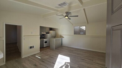 723 Santa Barbara Pl-Unit -723.5 in San Diego, CA - Building Photo - Building Photo